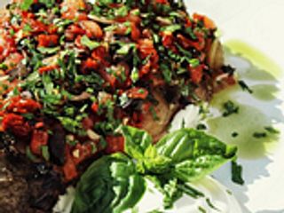 Berenjena ahumada con tomate seco y aceitunas