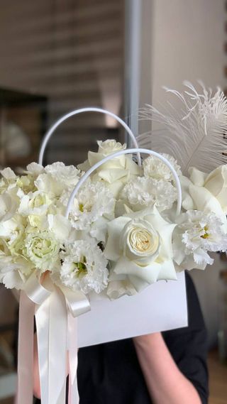 Aranjament cu trandafiri albi si lisianthus alb