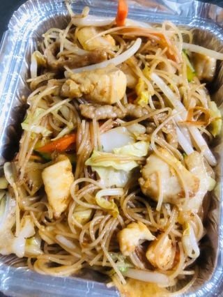 13.SPAGHETTI DI RISO CON POLLO, MANZO, VERDURE E UOVO