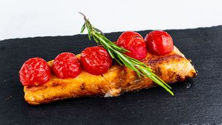 Somon cu rosii cherry              