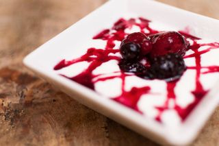 Yogurt Griego Con Frutos Del Bosque