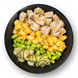 Poke de tofu, mango, edamame y pepino vegano