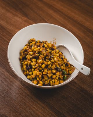 Prženi kukuruz sa suvim grožđem i soja sosom