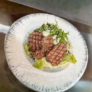 Insalata Caesar z wołowiną