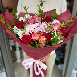 Букет с рози и алстромерии в бордо #326