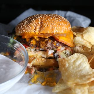 ROQUEFORT SPLASH BURGER con PATATAS FRITAS