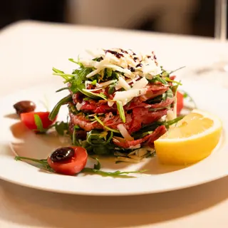 Carpaccio di manzo, parmigiano, rughetta, balsamico