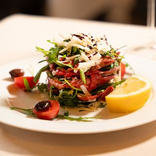 Carpaccio di manzo, parmigiano, rughetta, balsamico