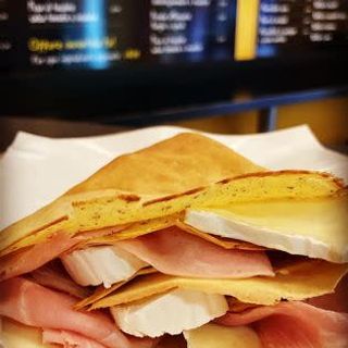 Crepe con funghi, brie e crudo