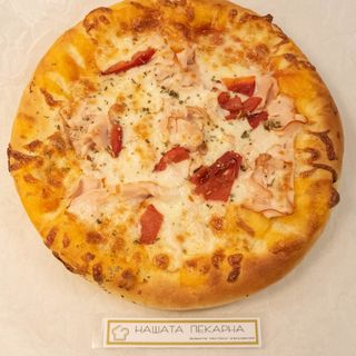 Пица с пилешко и печен пипер