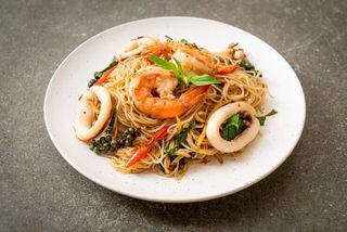 Spaghetti di riso saltati con frutti di mare