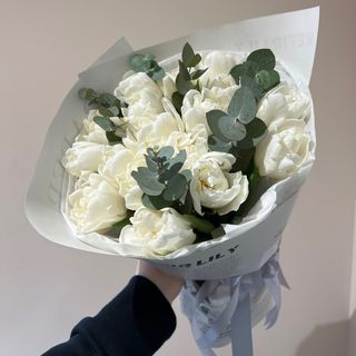 17 білих тюльпанів з евкаліптом 