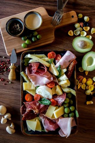 PLATOU MEZELURI SI BRANZETURI