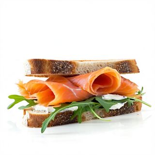 Bocadillo de salmón con rúcula y queso Philadelphia