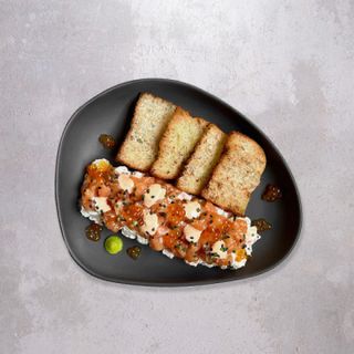 Ensaladilla rusa con tartar de salmón