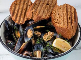 Мідії чілі у винно-часниковому соусі з хрустким багетом (500/45g)