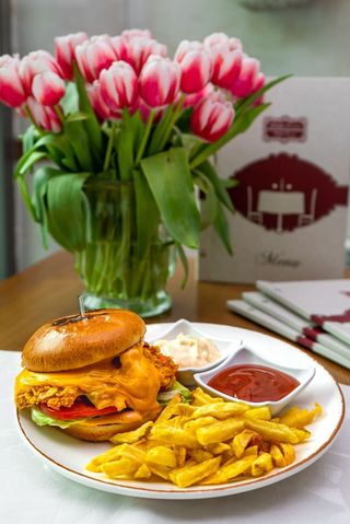 Бургер с пилешко филе (350г)