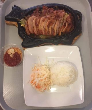 Kurczak po Vietnamsku tańcząca na gorącym półmisku