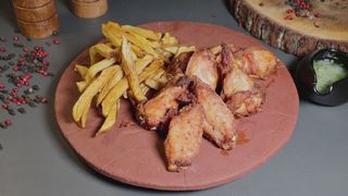 Meniu aripioare, cartofi prajiti, mujdei