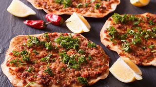 Lahmacun na talerzu