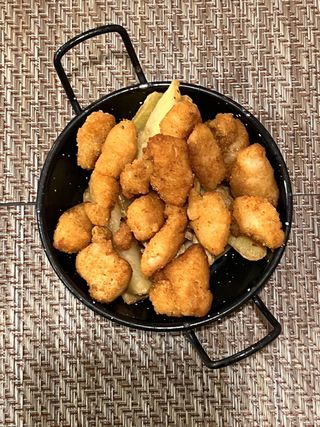 Ración De Lagrimitas De Pollo Con Patatas Fritas (200 G.)