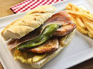 Bocadillo serranito con tortilla