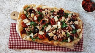 Pinsa focaccia con rucola, pomodori secchi e tonno