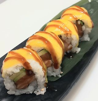 Uramaki mango roll