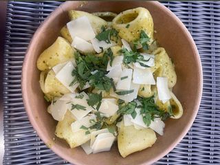 Pesto e scaglie di parmigiano