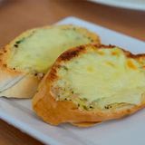 BRUSCHETTA CON TOMATE Y ALBAHACA CON ACEITE OLIVA