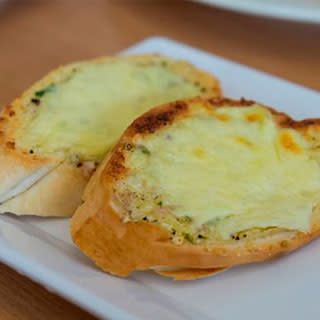 BRUSCHETTA CON TOMATE Y ALBAHACA CON ACEITE OLIVA