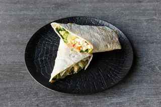 WRAP Z JAJECZNICĄ I BEKONEM
