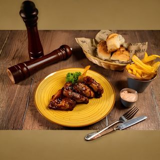 Aripioare cu sos barbeque și garnitură