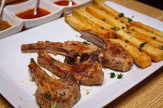 Cotelettes D'agneau Tendres Avec Frites D'igname