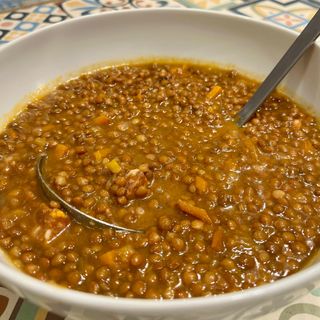 Lentejas guisadas con verduras y chorizo