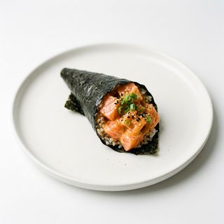 54.Temaki De Salmón Picante