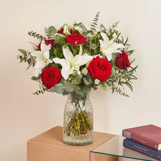 Elegancia Roja y Blanca – Lirios & Rosas