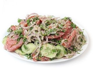 კიტრი-პომიდვრის სალათი ნიგვზით