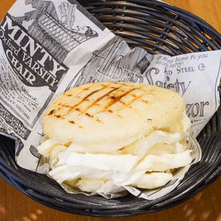 Arepa de queso blanco latino artesano