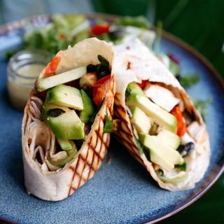 TORTILLA Z GRILLOWANYM KURCZAKIEM