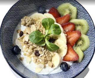 Bowl de yogurt, fruta y granola