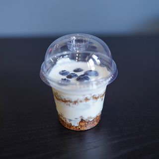 Გრანოლა იოგურტით და ხილით