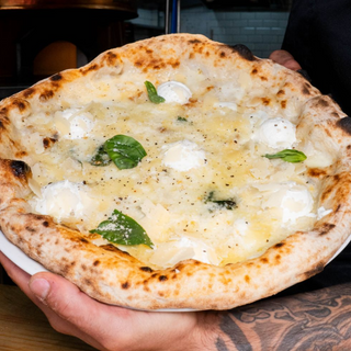 Pizza 5 formaggi base Blanca Roman style 