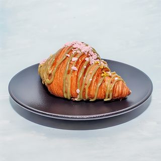 Croissant pistacija malina