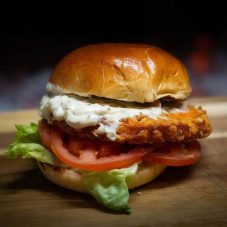 Menu Crispy Chicken Burger con patatas y bebida