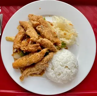 15 Ryba podawana z sosem Kung Pao i warzywami na ostro