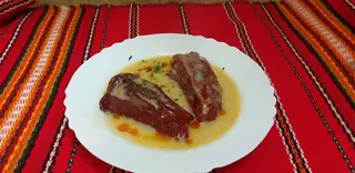 Пълнени чушки с кайма и сос (450г)
