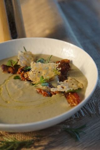 Supa crema de hribi si praz, chips de parmezan si roșii uscate