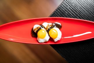 SUSHI DE HUEVO CODORNIZ CON FRUTA