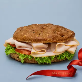 Focaccia integrale con affettato di tacchino, lattuga e pomodoro